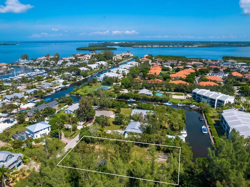 待售: $699,800 (0.33 acres)