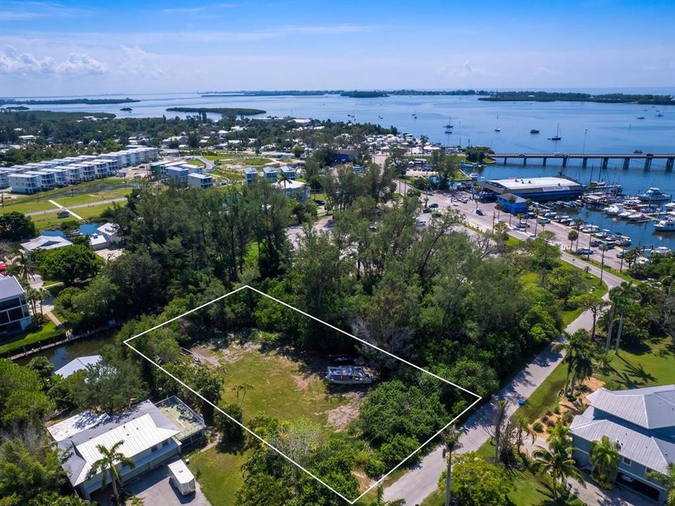 待售: $699,800 (0.33 acres)