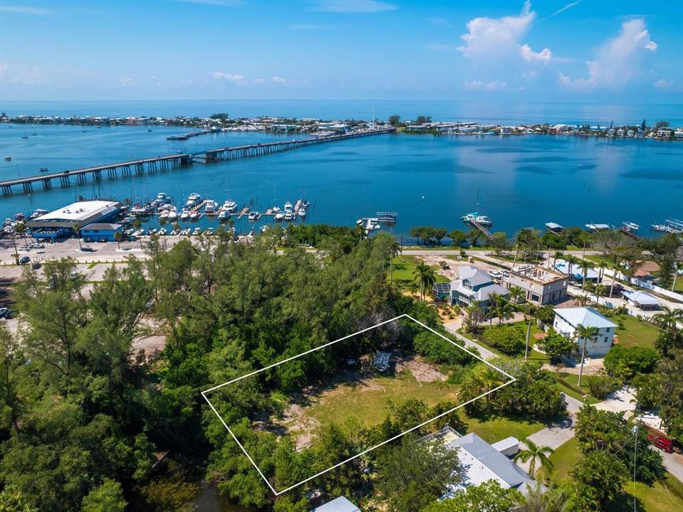 待售: $699,800 (0.33 acres)