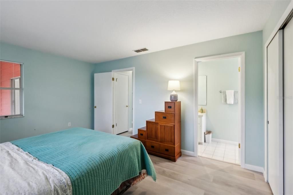 Activo con contrato: $196,900 (2 camas, 2 baños, 1310 Pies cuadrados)