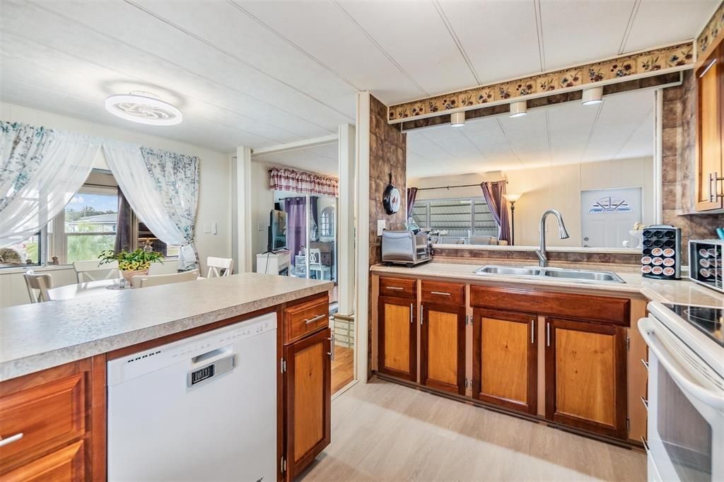 Active With Contract: $150,000 (2 beds, 2 baths, 1104 Square Feet)