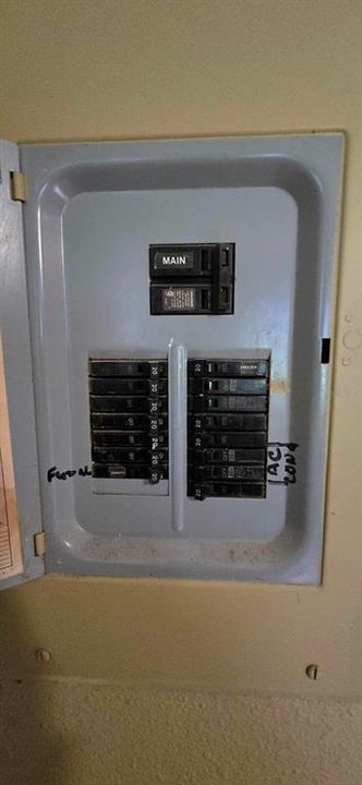 Activo con contrato: $129,900 (3 camas, 1 baños, 1102 Pies cuadrados)