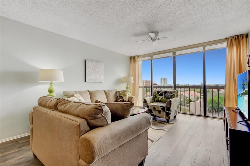 Active With Contract: $289,000 (1 beds, 1 baths, 760 Square Feet)