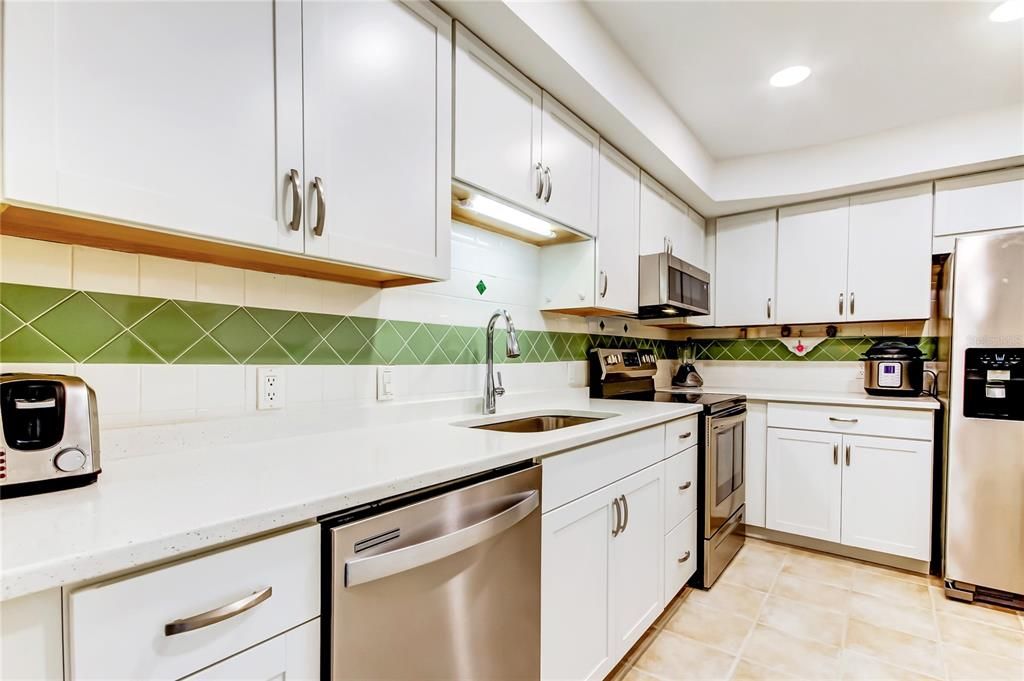 Active With Contract: $289,000 (1 beds, 1 baths, 760 Square Feet)