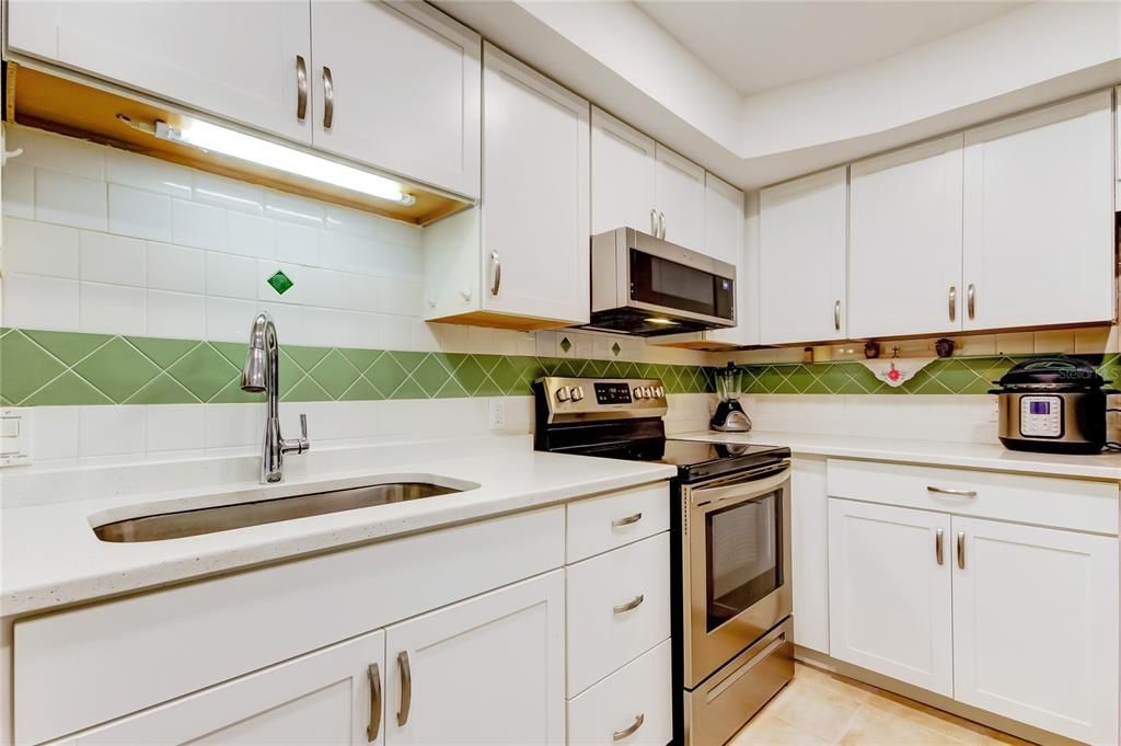 Active With Contract: $289,000 (1 beds, 1 baths, 760 Square Feet)