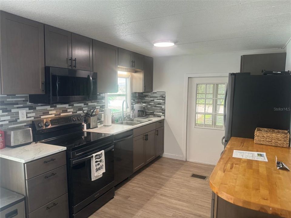 合同活跃: $149,900 (2 贝兹, 2 浴室, 960 平方英尺)