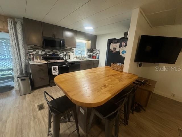 合同活跃: $149,900 (2 贝兹, 2 浴室, 960 平方英尺)