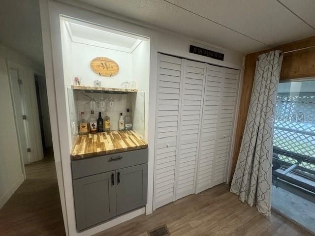 合同活跃: $149,900 (2 贝兹, 2 浴室, 960 平方英尺)