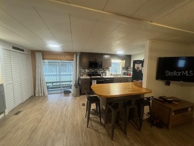 合同活跃: $149,900 (2 贝兹, 2 浴室, 960 平方英尺)