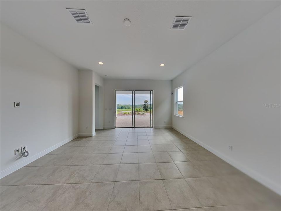 出租: $4,300 (5 贝兹, 3 浴室, 3200 平方英尺)