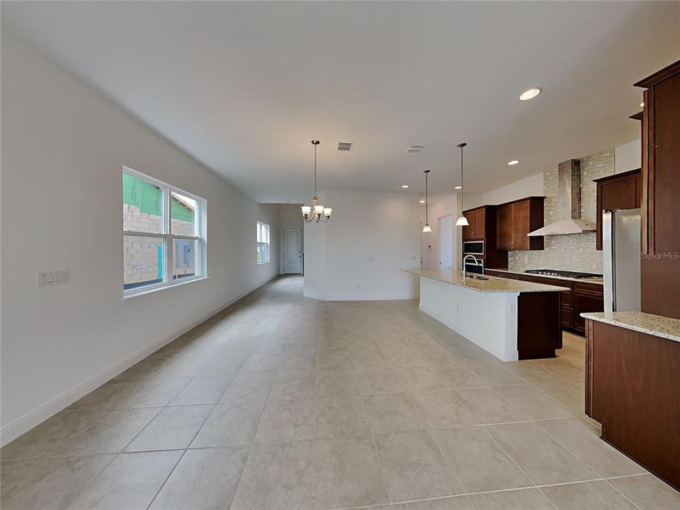 出租: $4,300 (5 贝兹, 3 浴室, 3200 平方英尺)