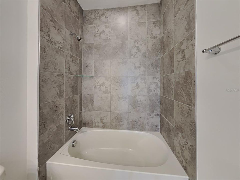 出租: $4,300 (5 贝兹, 3 浴室, 3200 平方英尺)