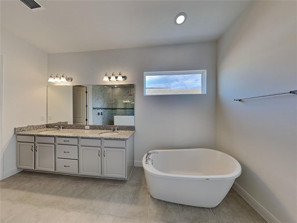 出租: $4,300 (5 贝兹, 3 浴室, 3200 平方英尺)