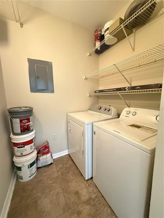 合同活跃: $1,300 (1 贝兹, 1 浴室, 898 平方英尺)