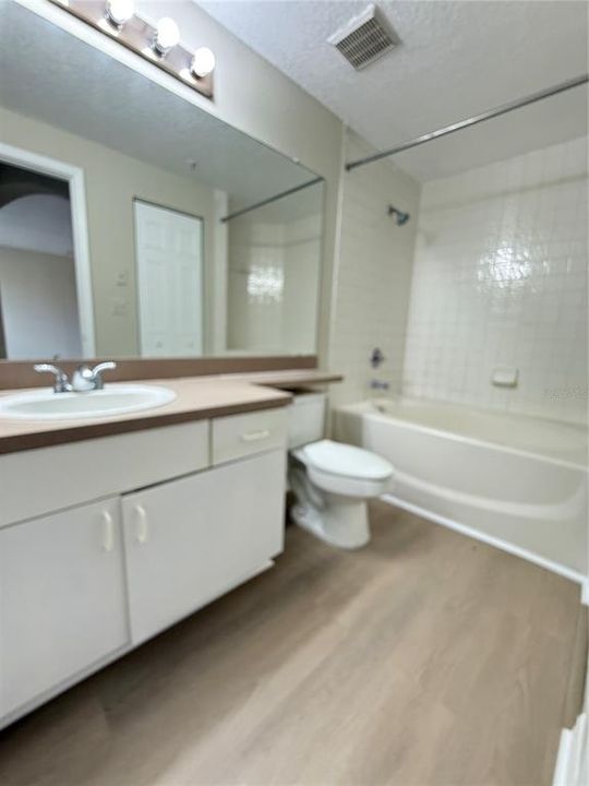 合同活跃: $1,300 (1 贝兹, 1 浴室, 898 平方英尺)