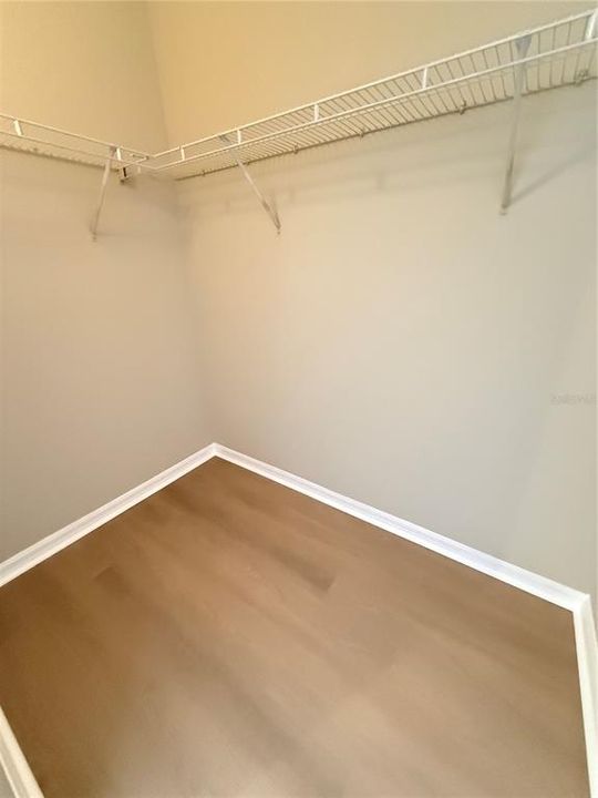 合同活跃: $1,300 (1 贝兹, 1 浴室, 898 平方英尺)