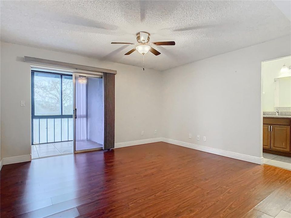 Под контрактом: $150,000 (2 спален, 2 ванн, 1120 Квадратных фут)