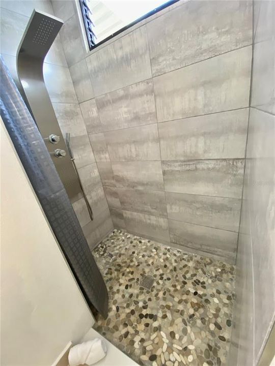 出租: $4,500 (2 贝兹, 2 浴室, 1012 平方英尺)