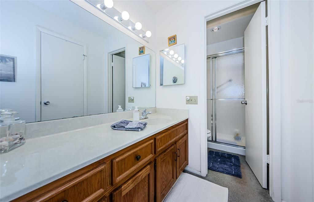 Activo con contrato: $179,999 (2 camas, 2 baños, 1050 Pies cuadrados)