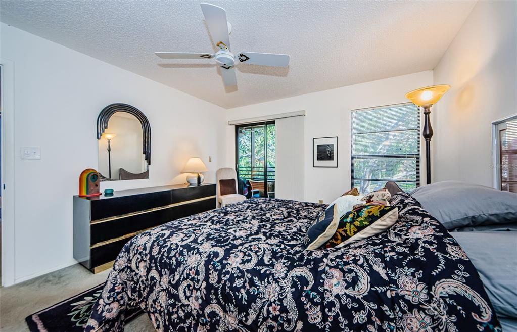 Activo con contrato: $179,999 (2 camas, 2 baños, 1050 Pies cuadrados)