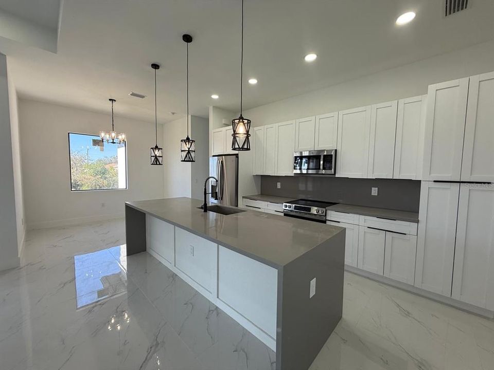 Activo con contrato: $339,900 (4 camas, 3 baños, 1735 Pies cuadrados)