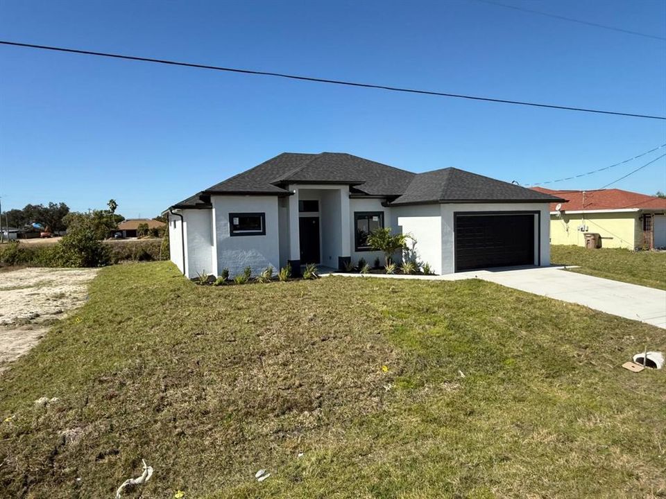 Activo con contrato: $339,900 (4 camas, 3 baños, 1735 Pies cuadrados)