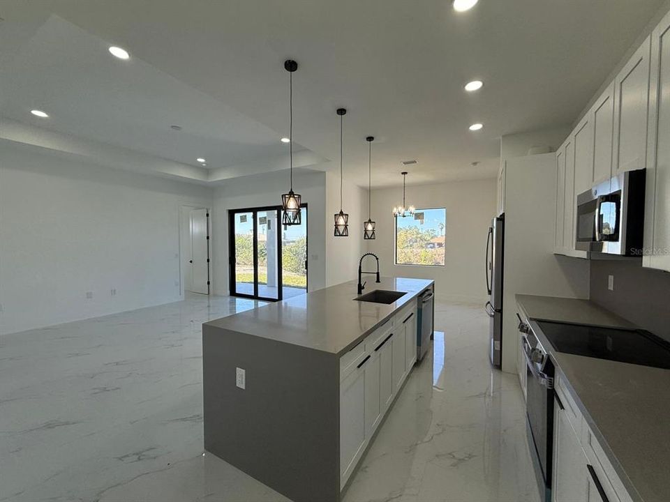 Activo con contrato: $339,900 (4 camas, 3 baños, 1735 Pies cuadrados)