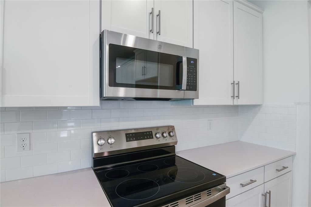 Под контрактом: $464,999 (3 спален, 2 ванн, 1887 Квадратных фут)