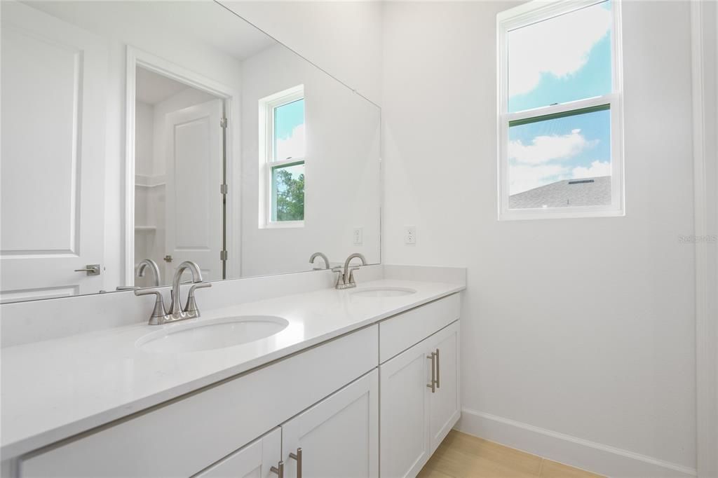 Под контрактом: $464,999 (3 спален, 2 ванн, 1887 Квадратных фут)