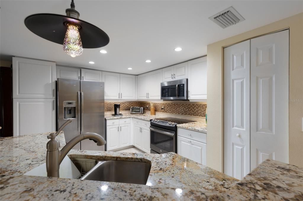 待售: $695,000 (3 贝兹, 3 浴室, 2050 平方英尺)