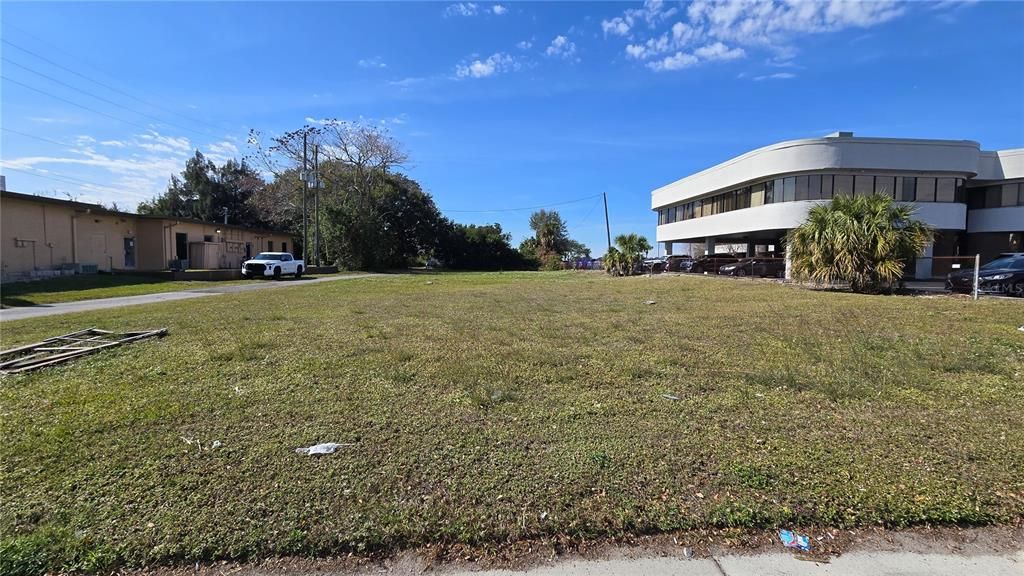 На продажу: $589,000 (0.57 acres)