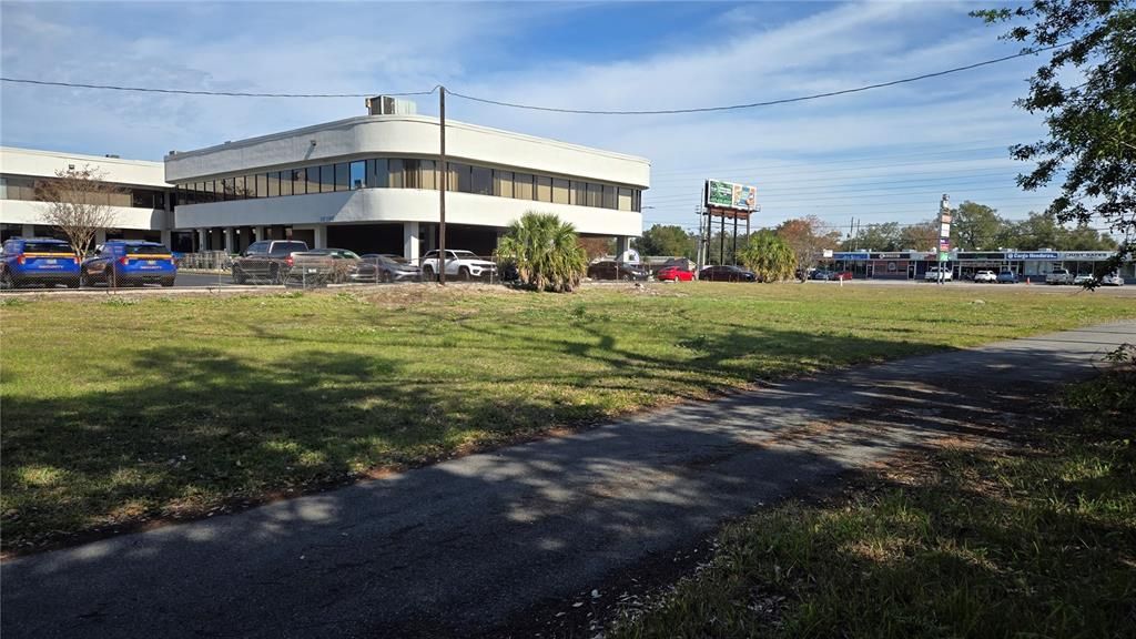 На продажу: $589,000 (0.57 acres)