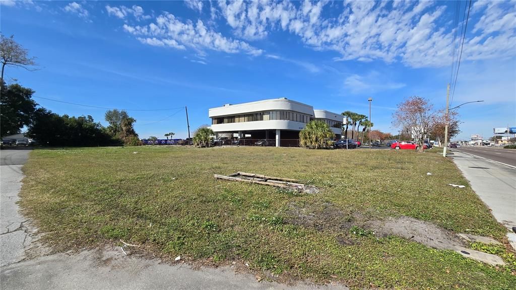 На продажу: $589,000 (0.57 acres)