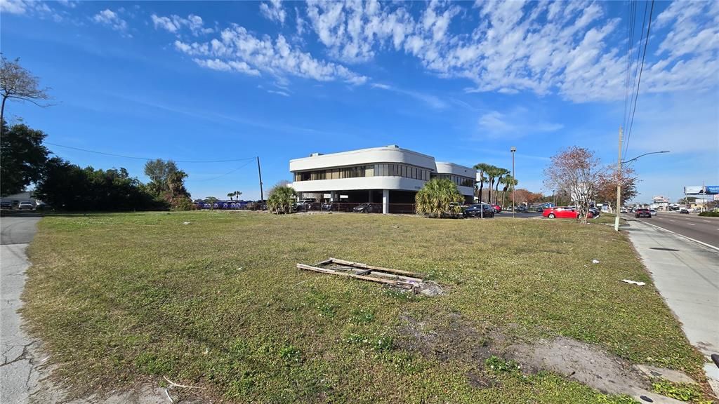 На продажу: $589,000 (0.57 acres)