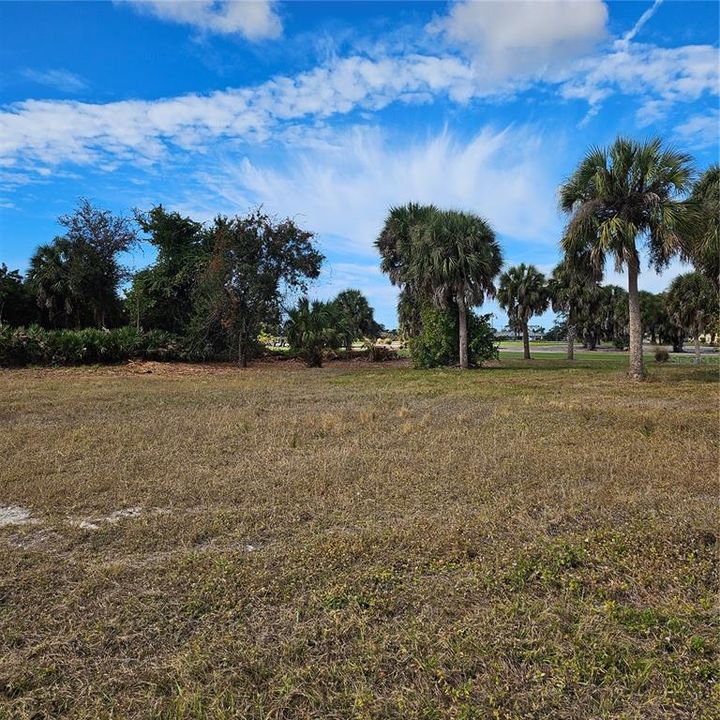 На продажу: $154,500 (0.43 acres)