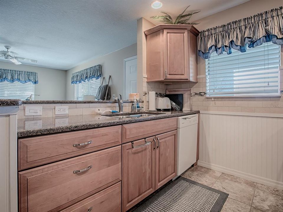 For Sale: $315,000 (2 beds, 2 baths, 906 Square Feet)