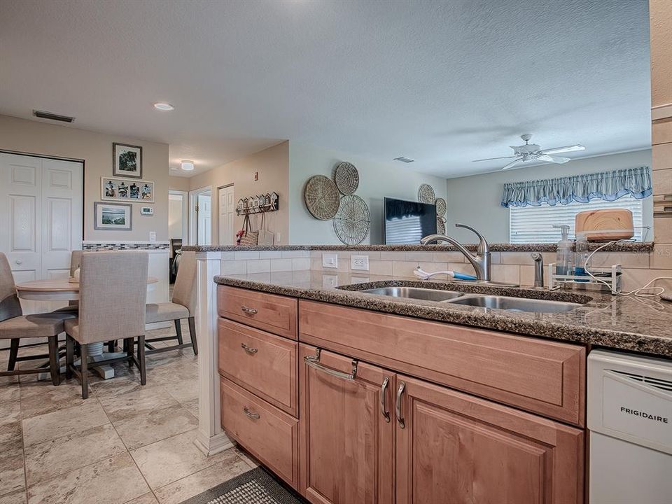 For Sale: $315,000 (2 beds, 2 baths, 906 Square Feet)