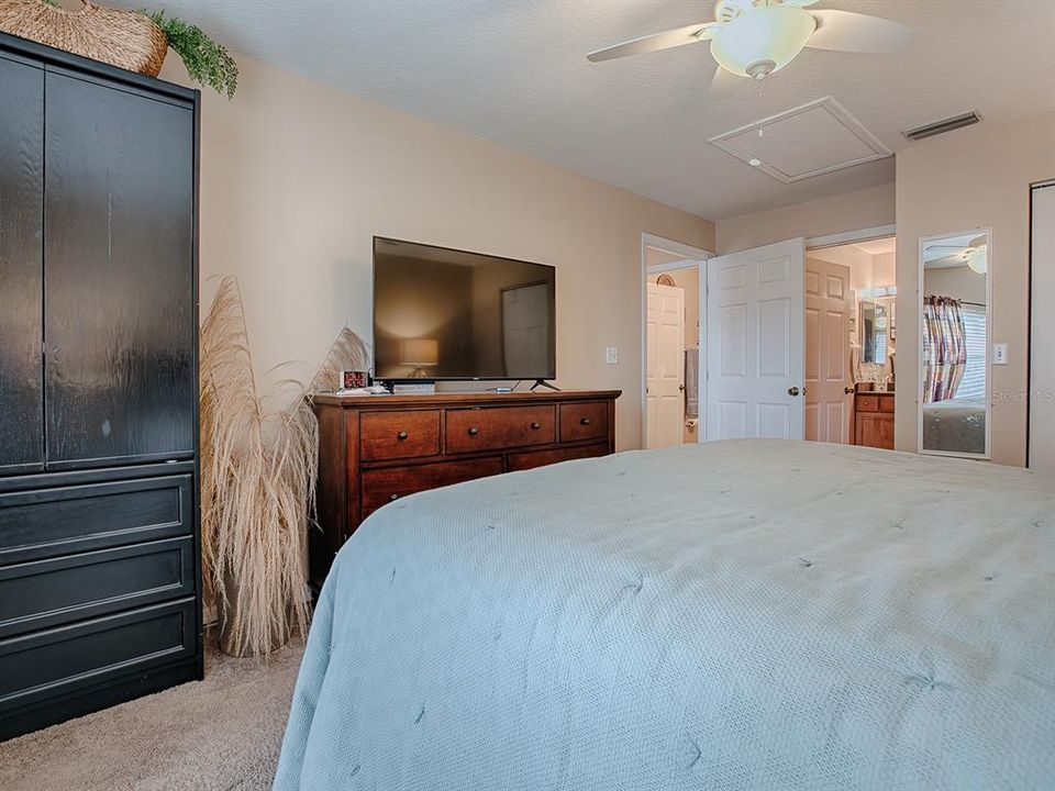 For Sale: $315,000 (2 beds, 2 baths, 906 Square Feet)