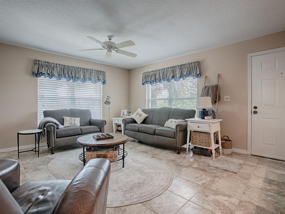For Sale: $315,000 (2 beds, 2 baths, 906 Square Feet)