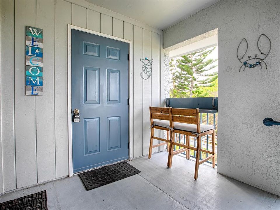 For Sale: $315,000 (2 beds, 2 baths, 906 Square Feet)