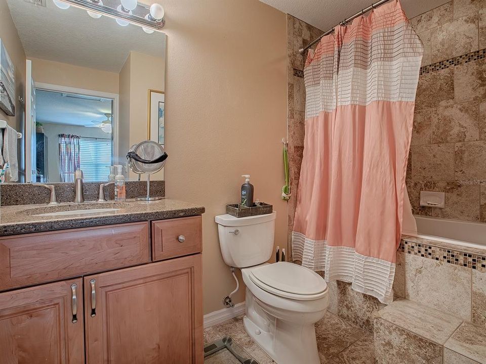 For Sale: $315,000 (2 beds, 2 baths, 906 Square Feet)