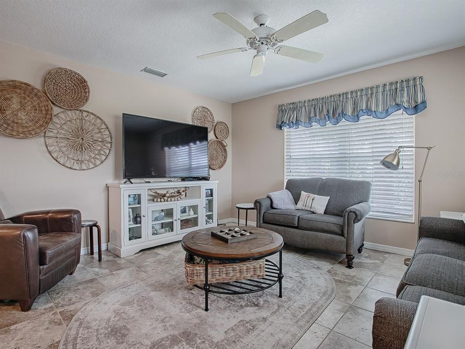 For Sale: $315,000 (2 beds, 2 baths, 906 Square Feet)