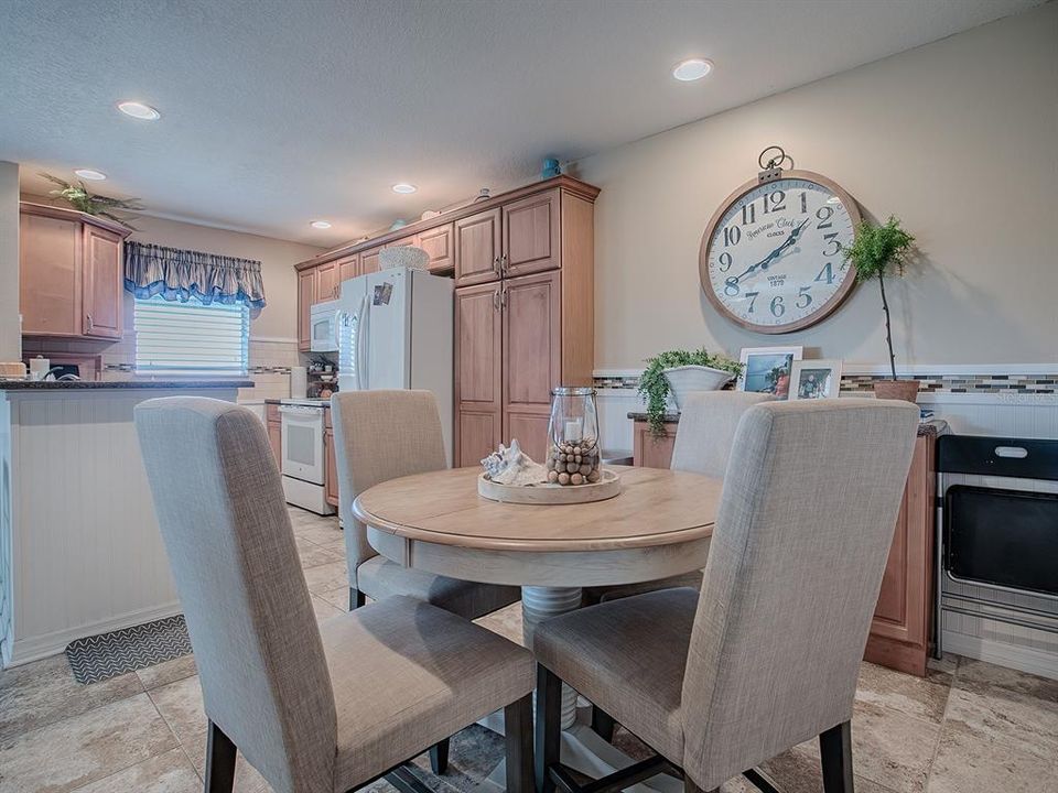 For Sale: $315,000 (2 beds, 2 baths, 906 Square Feet)