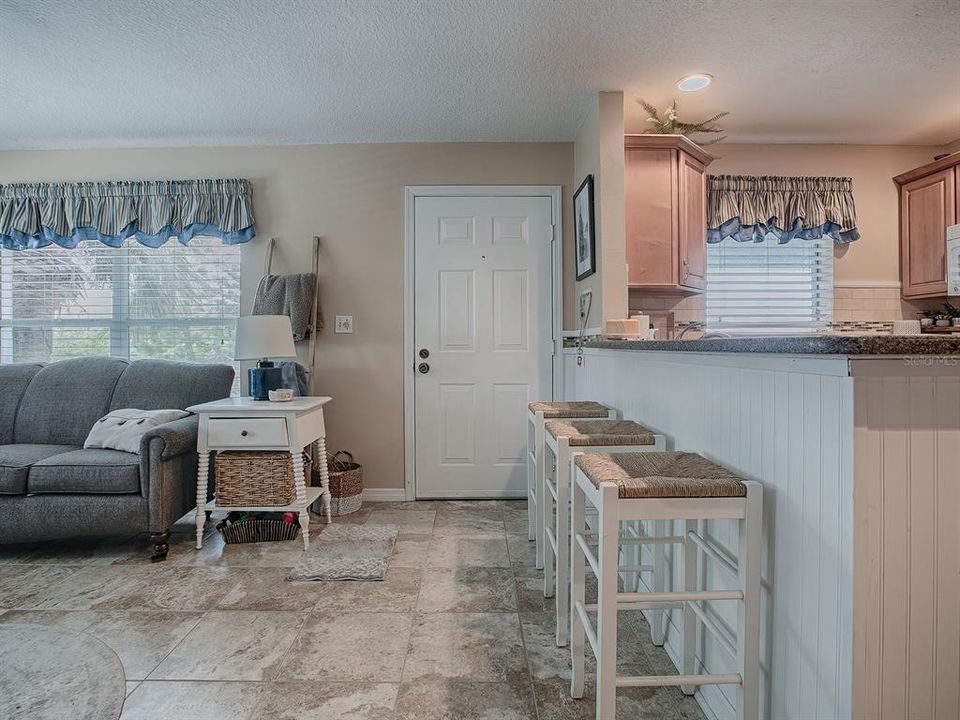 For Sale: $315,000 (2 beds, 2 baths, 906 Square Feet)