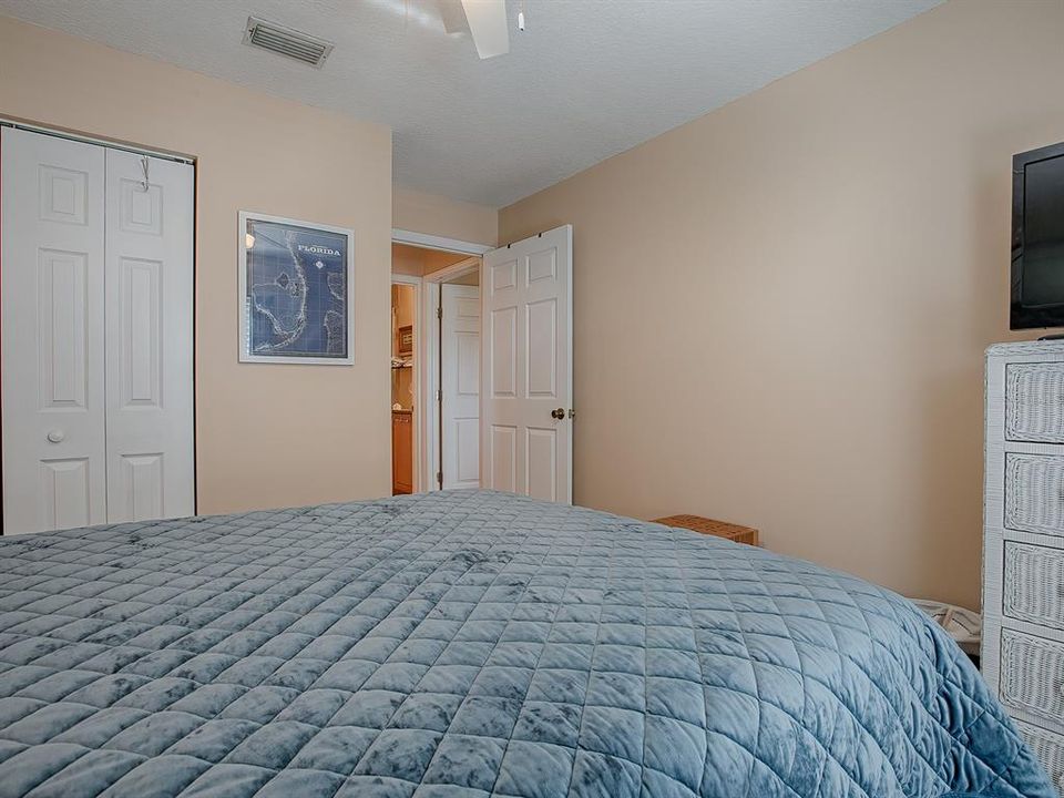 For Sale: $315,000 (2 beds, 2 baths, 906 Square Feet)