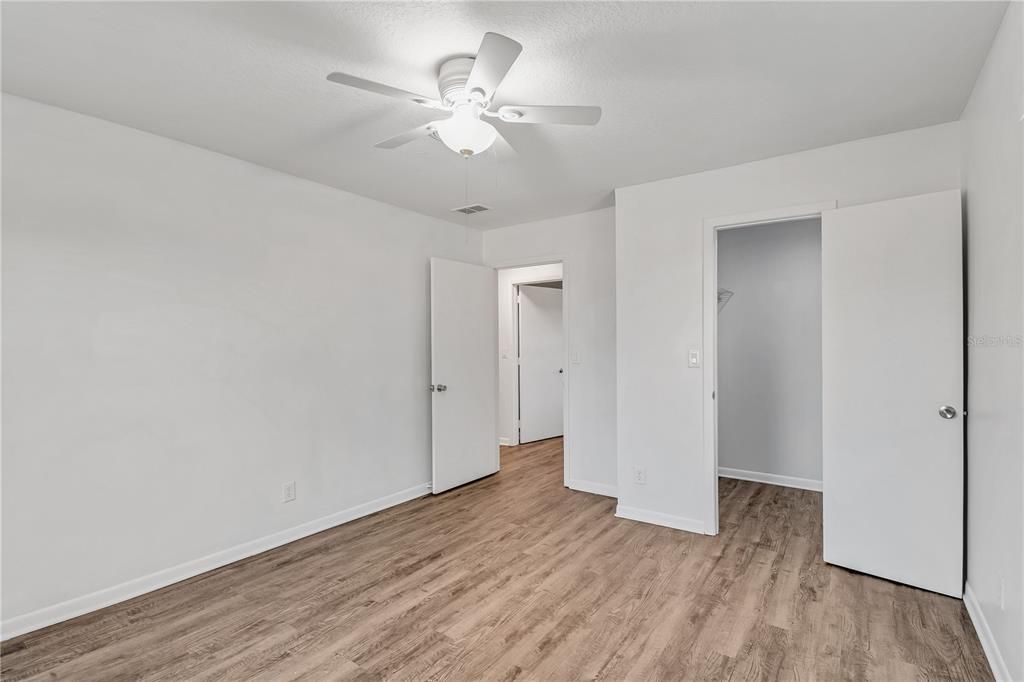 合同活跃: $224,000 (2 贝兹, 2 浴室, 1228 平方英尺)