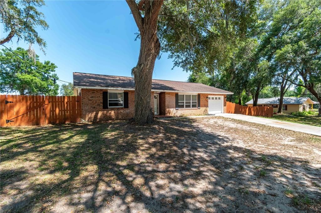 合同活跃: $224,000 (2 贝兹, 2 浴室, 1228 平方英尺)