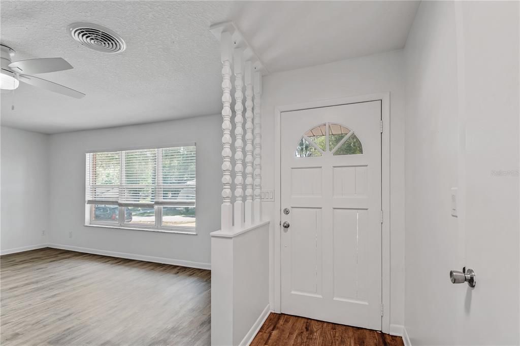 合同活跃: $224,000 (2 贝兹, 2 浴室, 1228 平方英尺)