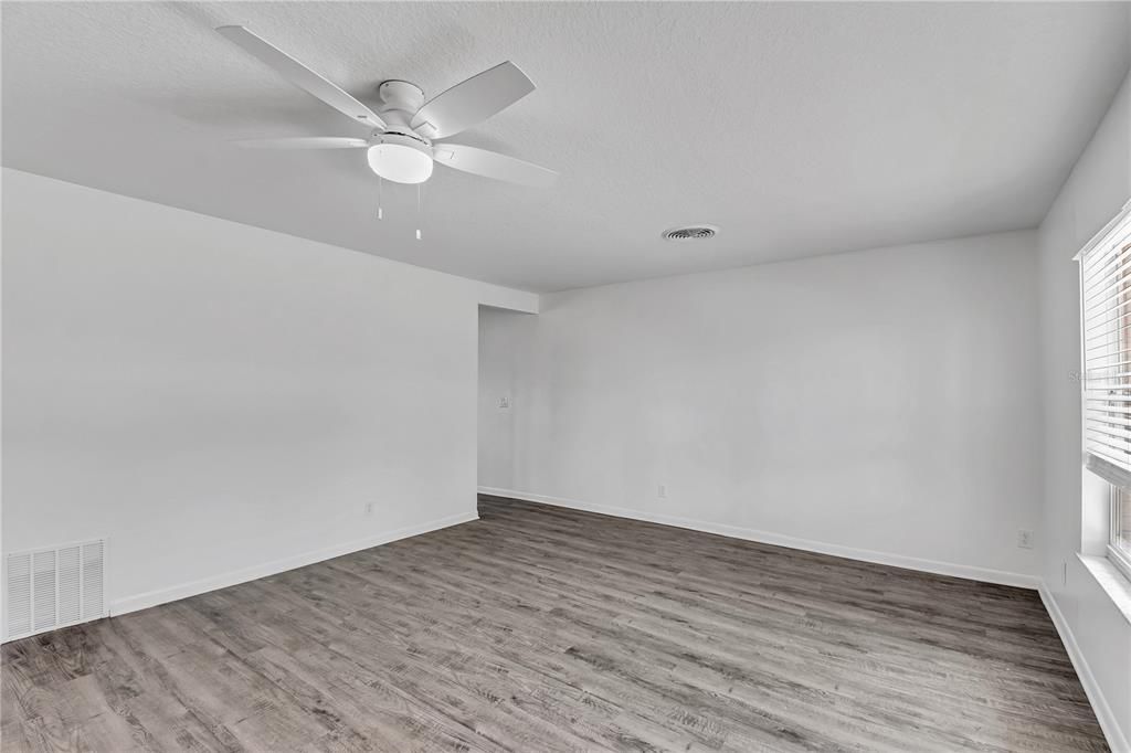 合同活跃: $224,000 (2 贝兹, 2 浴室, 1228 平方英尺)