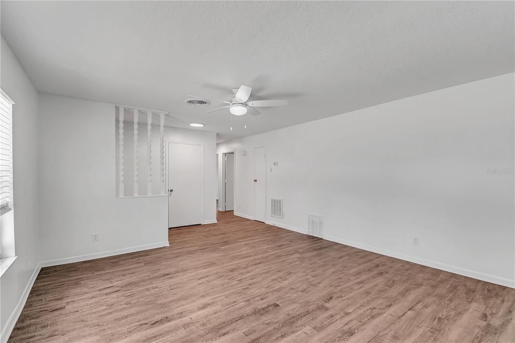 合同活跃: $224,000 (2 贝兹, 2 浴室, 1228 平方英尺)